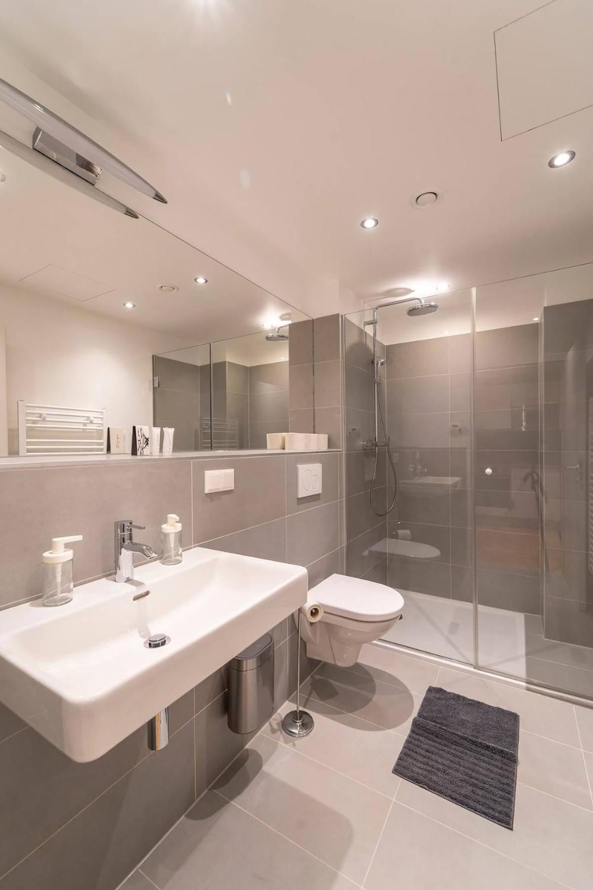 Appartement At Station I 3 Minutes To Shopping Street I High Speed Wifi *
