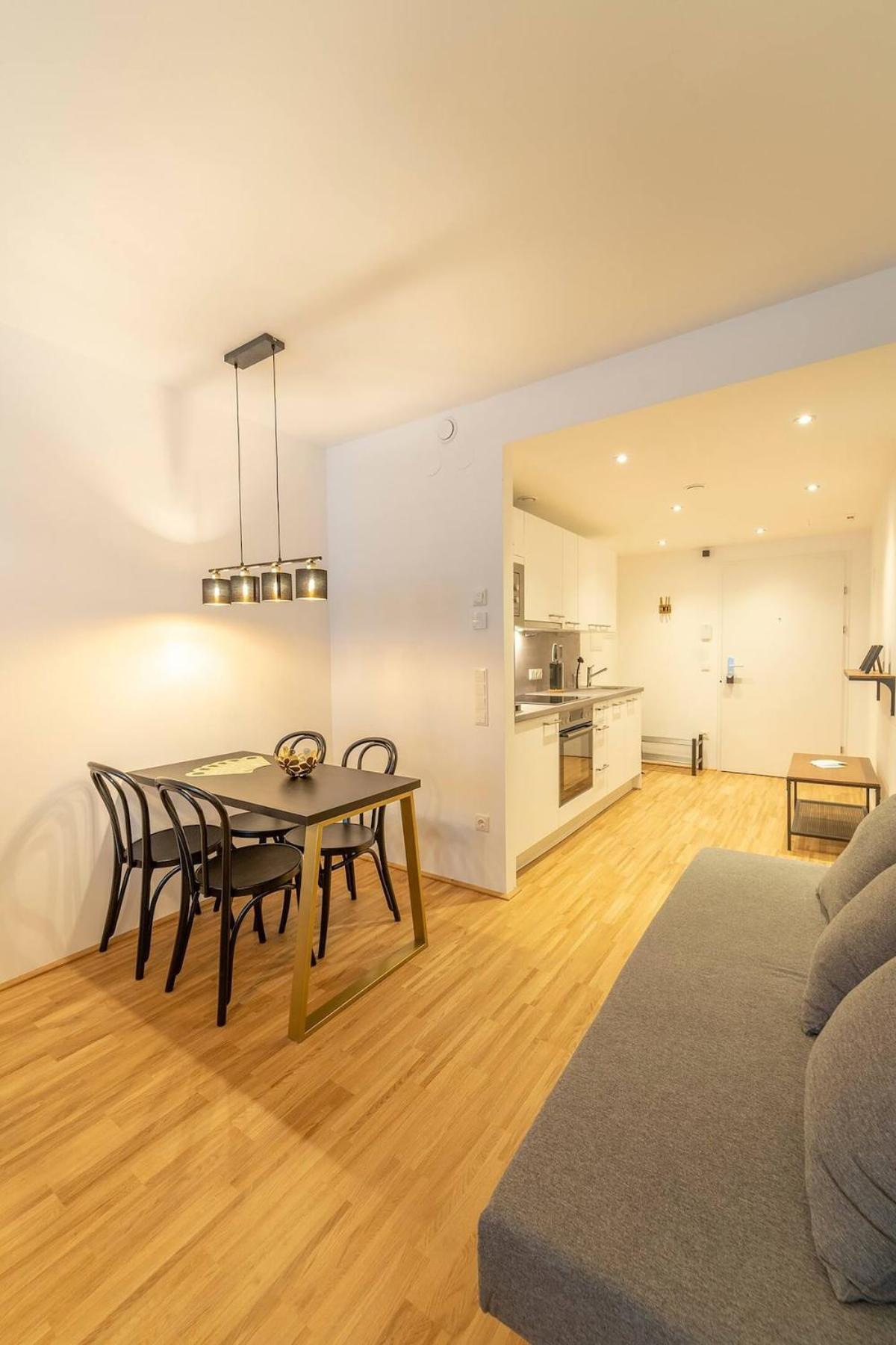 Appartement At Station I 3 Minutes To Shopping Street I High Speed Wifi *