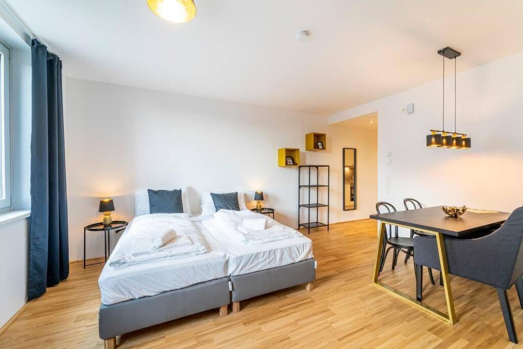 Appartement At Station I 3 Minutes To Shopping Street I High Speed Wifi *