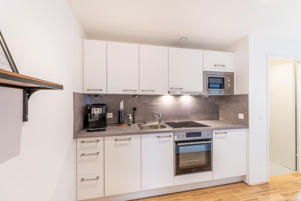 At Station I 3 Minutes To Shopping Street I High Speed Wifi Appartement
