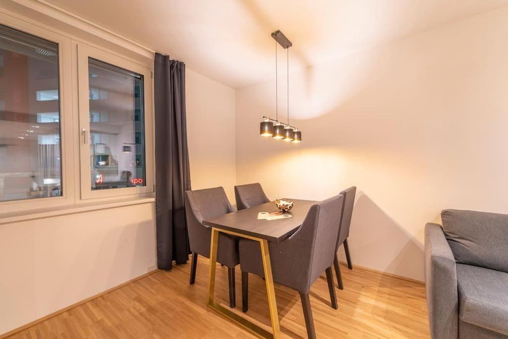Appartement At Station I 3 Minutes To Shopping Street I High Speed Wifi *