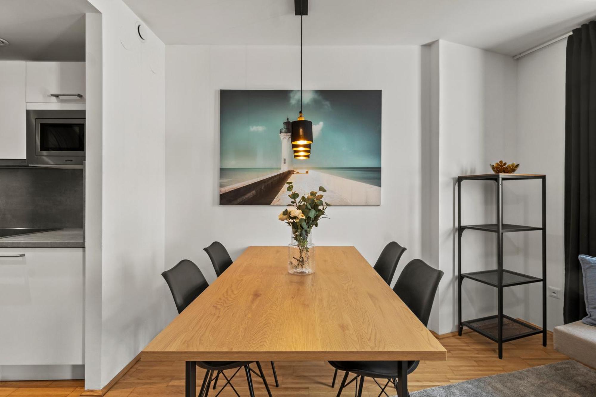 Appartement At Station I 3 Minutes To Shopping Street I High Speed Wifi *